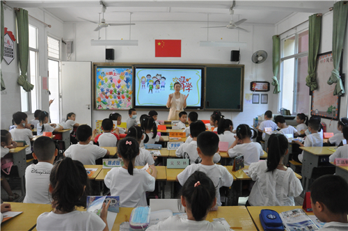 直击:我县中小学开学第一天