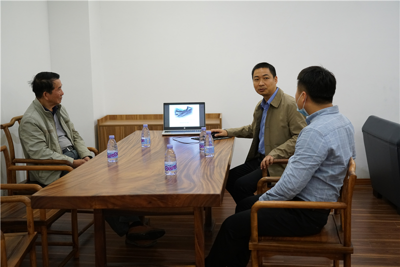 谢新苗：手挥画笔 种下“乡愁种子”