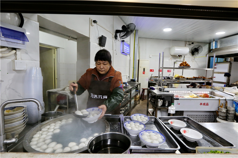 每天卖出2万粒 这家店的元宵有啥秘诀？