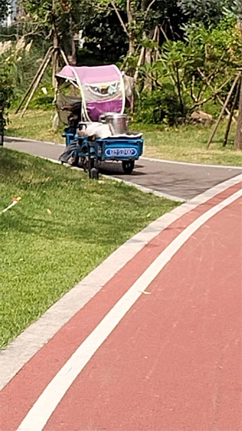 文明旅游丨公园内摆摊？不允许！