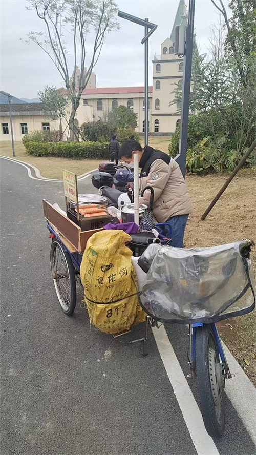 这些不文明旅游行为让公园“花容失色”