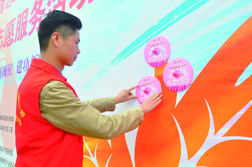 将心愿卡挂上心愿树。.jpg
