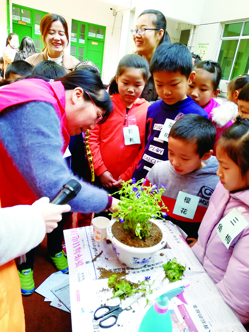 园艺志愿者为孩子们做盆栽种植示范2.jpg