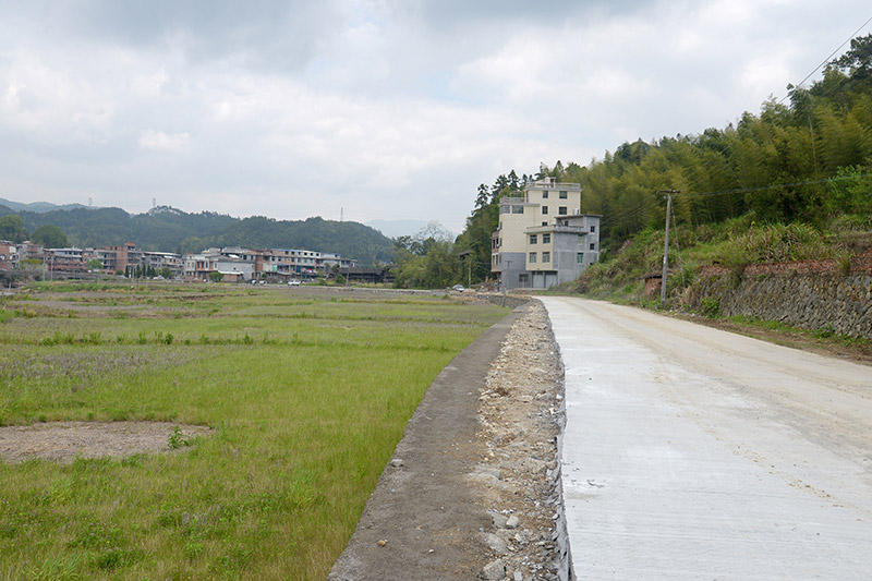 2.▲（大坪至仙山公路，部分路段已完成路基建设并铺设了水泥•张存金摄）.jpg