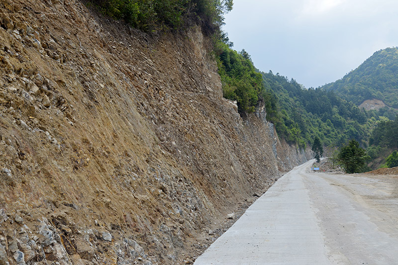 3.▲（大坪至仙山公路削坡取直•张存金摄）.jpg