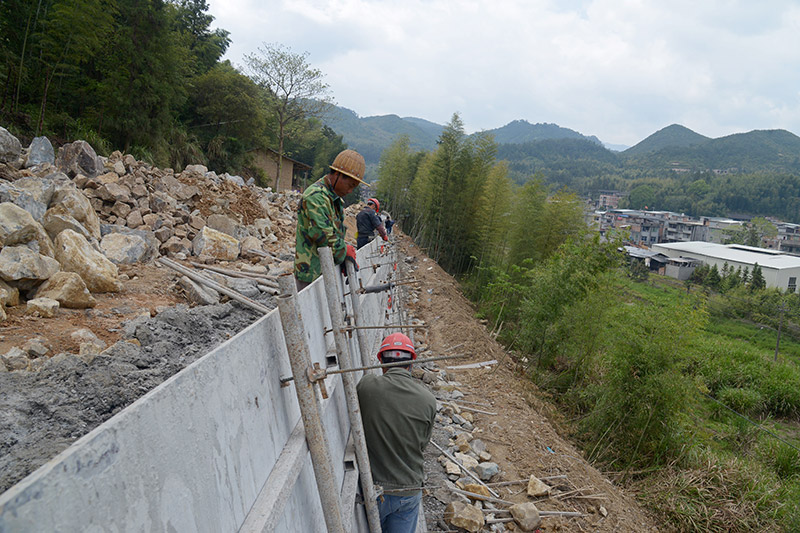 5.▲（京台高速大湖出口至大湖乡公路，部分路段已完成路基建设•张存金摄）.jpg