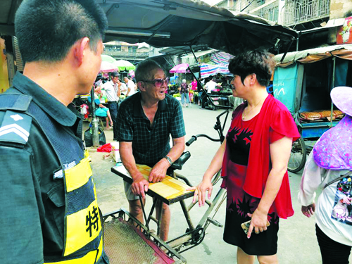 郑凤玉耐心劝导群众2.jpg
