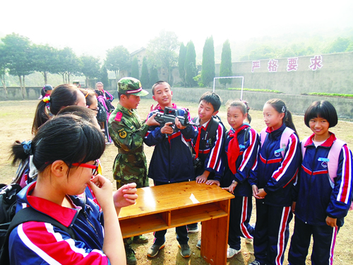 邹训永带驻地学生体验警营生活。.jpg