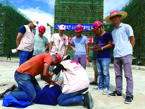 县红十字会志愿者指导建筑工人进行心肺复苏技能操作。 林雯震 摄1.jpg