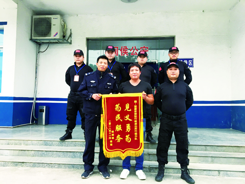 杨先生向保安队员们送上锦旗，以表感谢。 (1).jpg