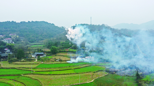 当地村委用震耳欲聋的烟花祭奠从这个小山村走出的英雄DJI_0227.jpg