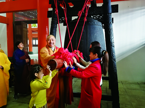 雪峰寺“撞钟祈福”活动环节，让游客感受深刻。.jpg