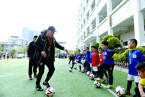 乌拉圭足球外教OSCAR向红峰小学足球队传授足球技术。 (1).jpg