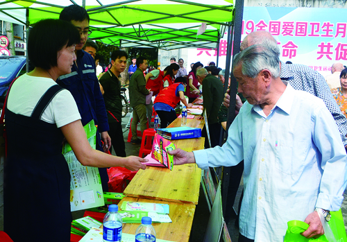 “共推厕所革命 共促卫生健康”的爱国卫生月活动