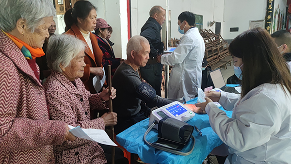 关爱老人送健康 免费体检有“医”靠
