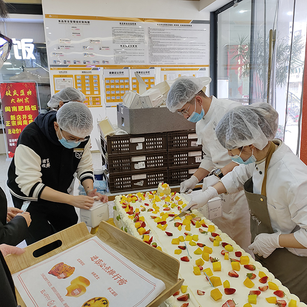江夏学院迎校庆 师生同享2米蛋糕