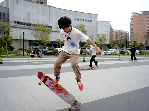 第一届大学城“相约五四 团聚青春”Skateboard活动在福州大学国家大学科技园（侯官园区）火热举行