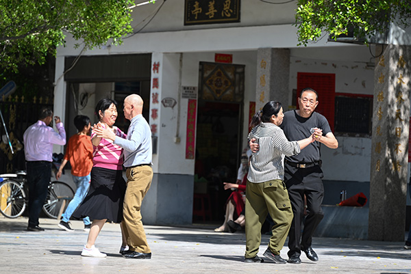 洋中村：文明之光点亮振兴之路