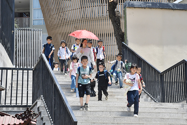 上学路便捷了 民心更暖了