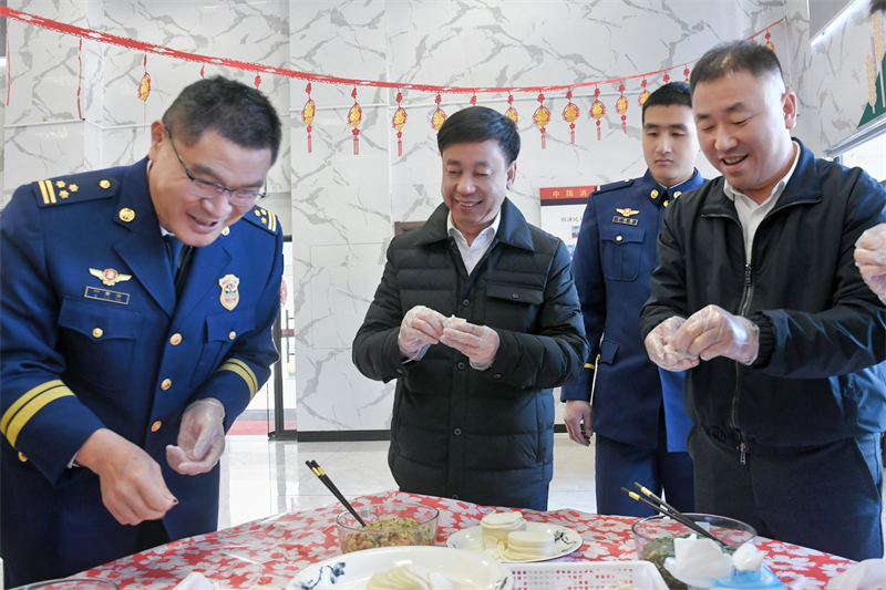 县委书记、县长与消防救援人员共度新春