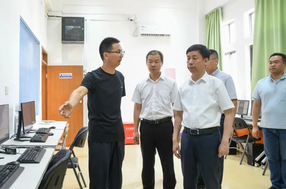 县委书记检查高考准备工作