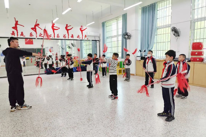 花枪耍起来！省艺术馆老师教学，同学们都喜欢！