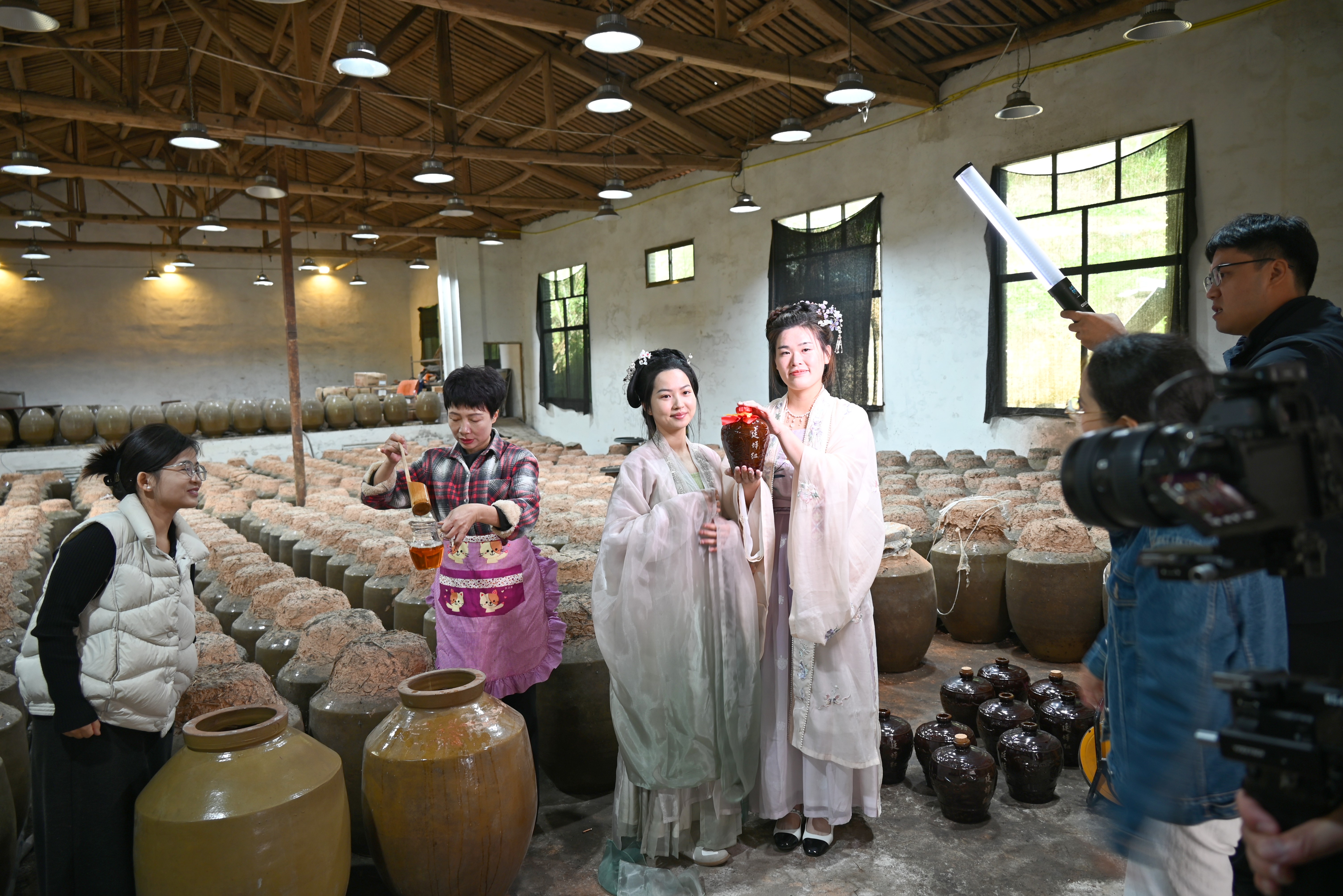 洋里“芳姐”牵手古装美女，这坛“廷坪红”香极了！