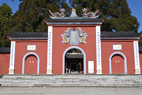 赏梅正当时：雪峰寺邀您共赴花宴