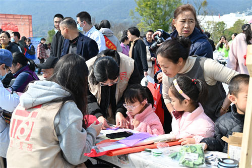 义诊、普法、非遗……这里“锋”景好！