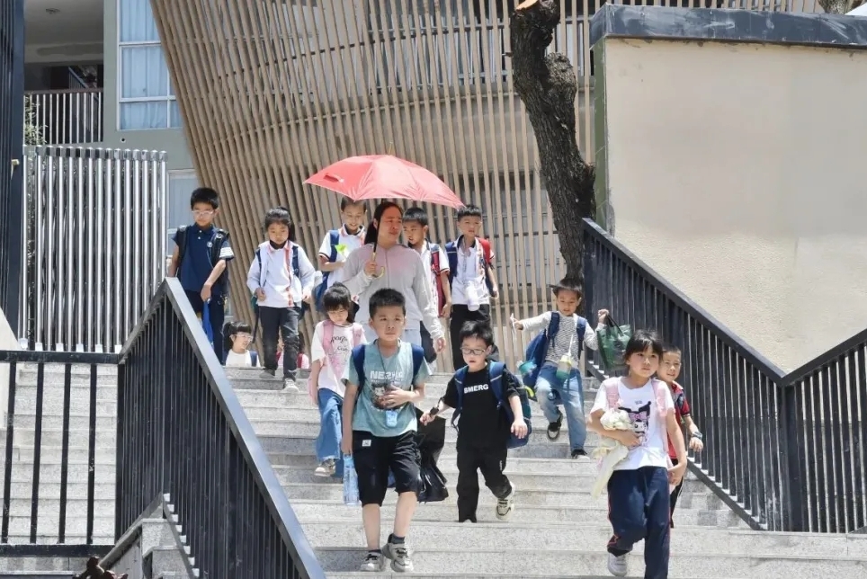 “再也不用绕路了”！家长直呼太暖心！